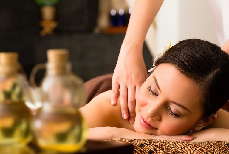 Ayurveda massage at centrovital Ayurveda Center ©Kzenon/Shutterstock.com