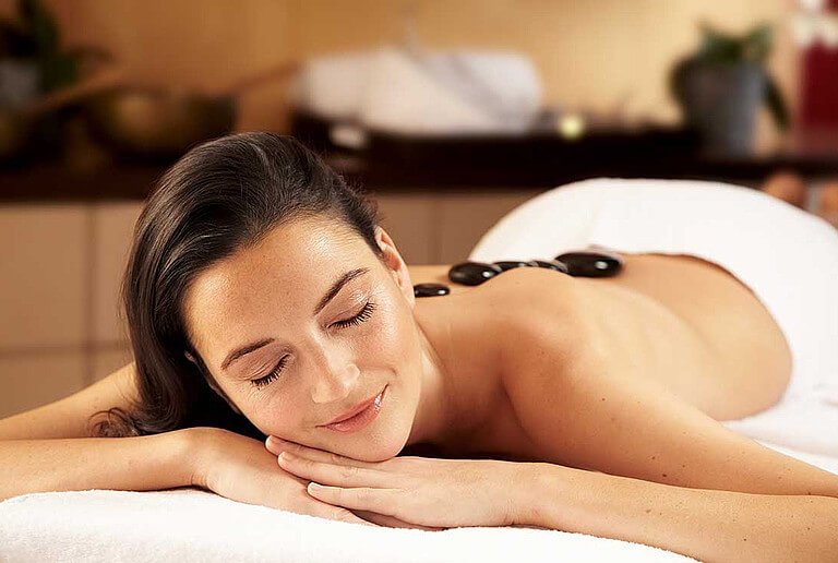Entspannnende Hot-Stone-Massage im centrovital
