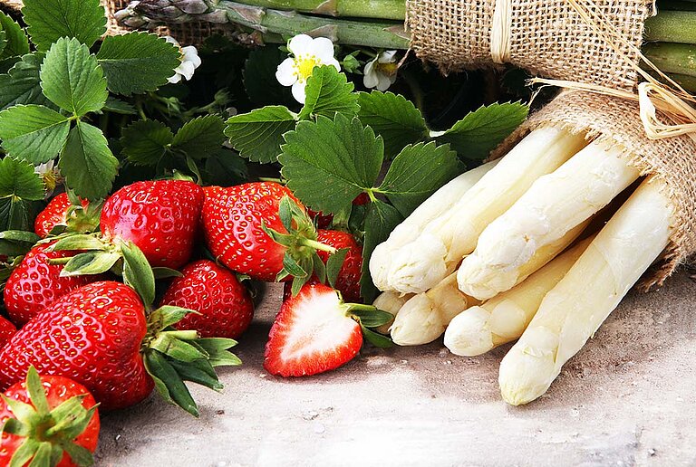 Spargel- und Erdbeerzeit im Restaurant emil's im centrovital Hotel ©beats/stock.adobe.com