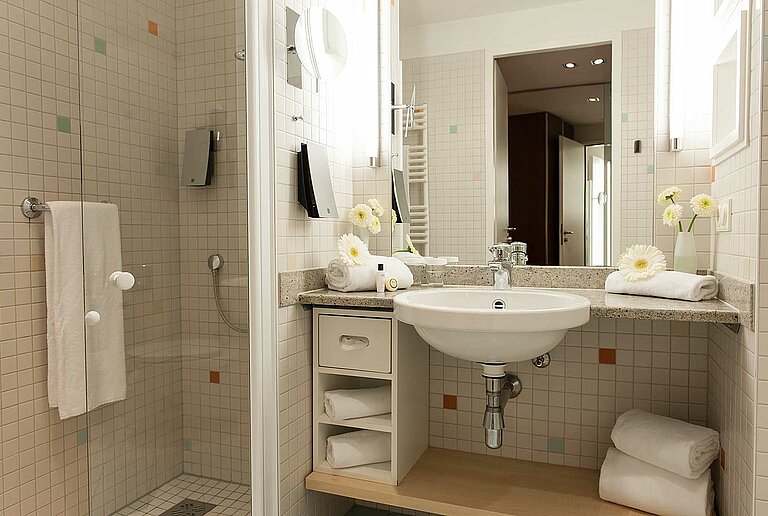 centrovital Hotel Berlin - bathroom in a Relax room with lake view